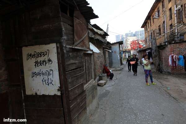 个旧市工人村里，很多墙上都写着买卖枪支炸药的广告